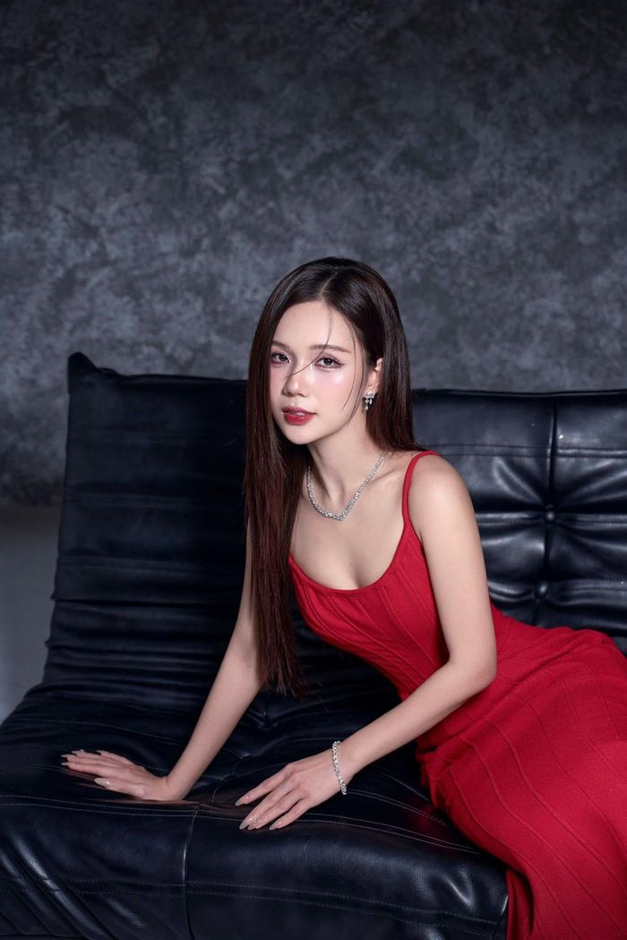 Ngọc Anh theo đuổi phong cách sexy trước và sau khi kết hôn.