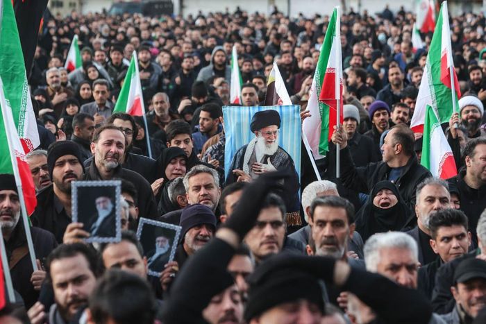 Những người đưa tang mang theo quốc kỳ Iran và ảnh ông Khamenei. Ảnh: WANA