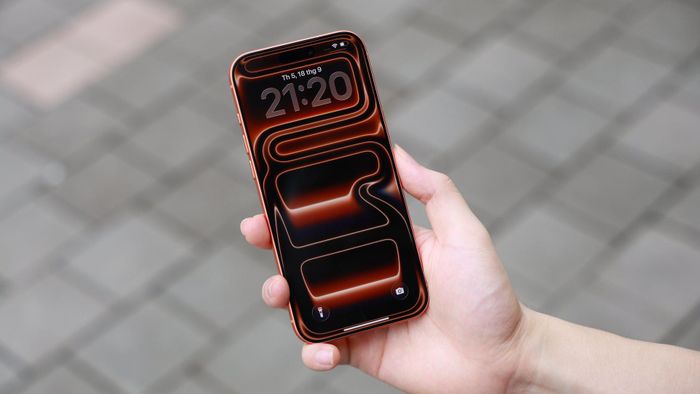 Mặt trước mẫu iPhone thế hệ mới với thiết kế quen thuộc, tập trung vào trải nghiệm màn hình và hệ sinh thái