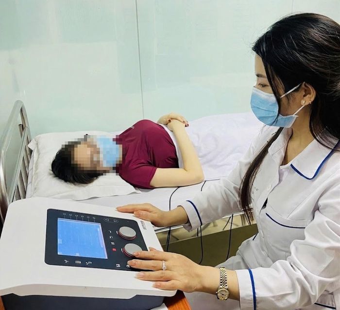 Khoa Phục hồi chức năng, Bệnh viện Trung ương Quân đội 108 (Hà Nội) điều trị cho bệnh nhân mắc rối loạn chức năng sàn chậu. Ảnh: BVCC