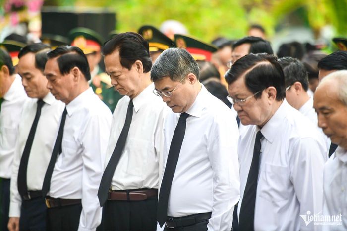 Một phút mặc niệm thể hiện lòng biết ơn, sự tri ân sâu sắc đối với các Anh hùng liệt sĩ đã hy sinh vì sự nghiệp đấu tranh giải phóng dân tộc, thống nhất đất nước