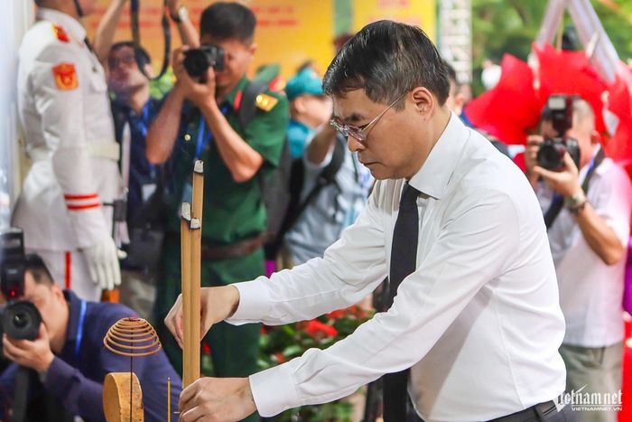 Thủ tướng Lê Minh Hưng dâng hương tại Bia tưởng niệm các Anh hùng liệt sĩ tại công viên Lê Thị Riêng