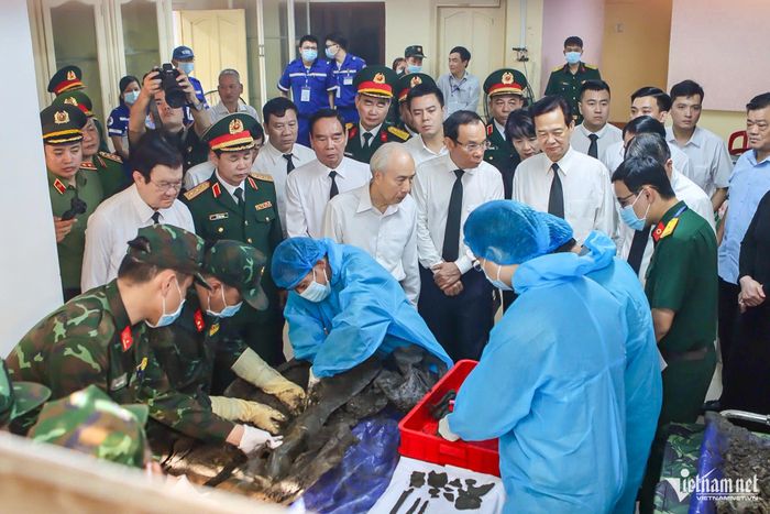 Hình ảnh lực lượng chức năng lấy mẫu ADN liệt sĩ tại Công viên Lê Thị Riêng. Ảnh: N.H