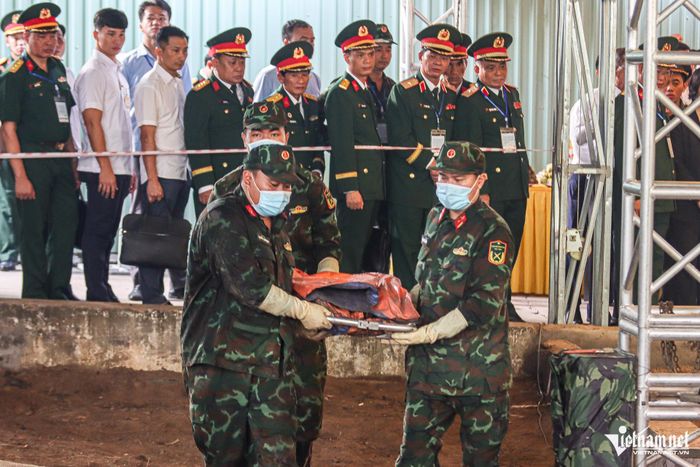Phát hiện 5 bộ hài cốt tại khu vực A, phía sau bia tưởng niệm trong công viên. Ảnh: N.H