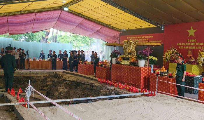 Rãnh chôn tập thể dài khoảng 25m, rộng 3m, bước đầu ghi nhận 5 bộ hài cốt liệt sĩ cùng một tấm tăng của bộ đội và nhiều hiện vật có giá trị. Ảnh: N.H