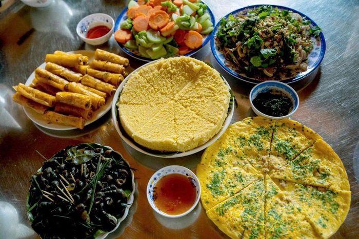 Những món ăn đặc sản địa phương là một trong những trải nghiệm hấp dẫn du khách khi đến Kim Phú. Ảnh: Oxalis