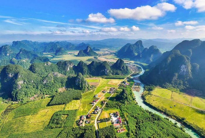 Làng du lịch Tân Hóa nằm giữa thung lũng đá vôi. Ảnh: Oxalis