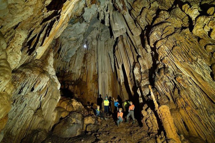 Hang Sơng nằm trong hệ thống hang động Tú Làn, có hệ thống thạch nhũ độc đáo. Ảnh: Oxalis