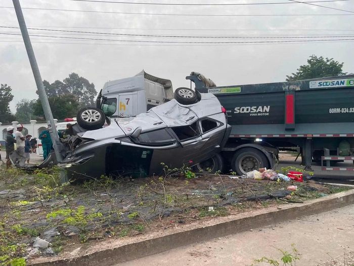 Ô tô 7 chỗ lật ngửa sau va chạm với xe ben. Ảnh: T.H