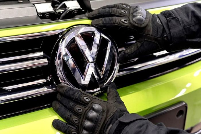 Xu hướng trộm logo để lấy radar đang diễn ra phổ biến tại Anh. Ảnh: Carscoops