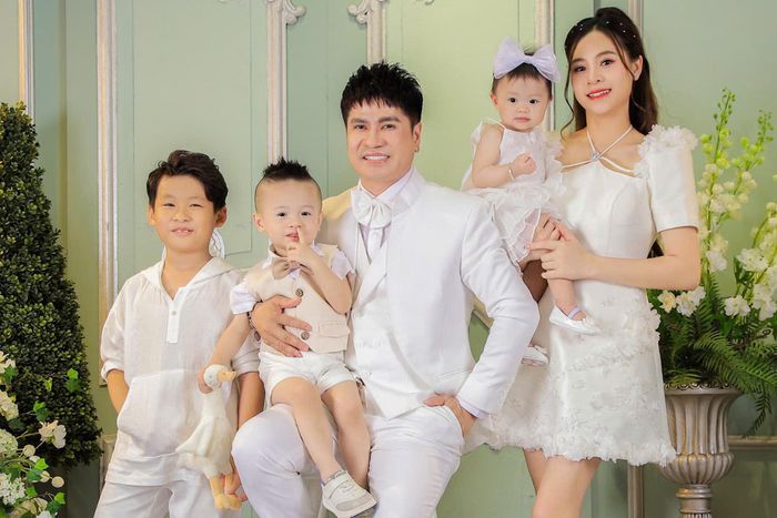 Thùy Uyên - vợ kém 18 tuổi của Lương Gia Huy khéo vun vén tổ ấm, thay anh nuôi dạy các con. 