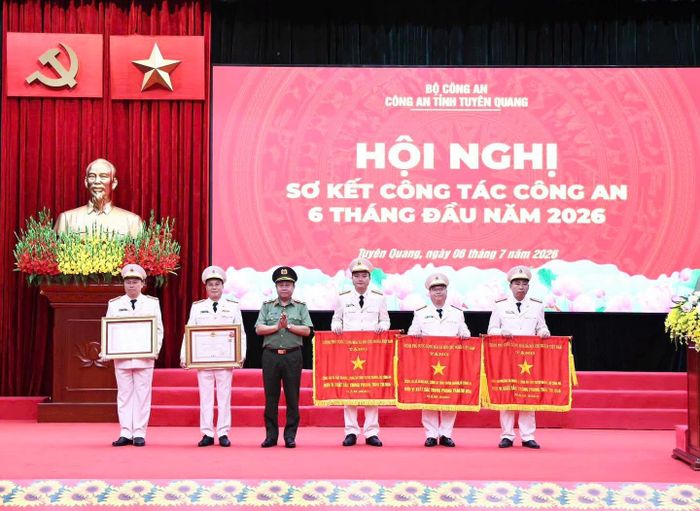 Các cá nhân, tập thể vinh dự nhận Cờ thi đua của Chính Phủ và Bằng khen của Chính phủ. Ảnh: Công an Tuyên Quang