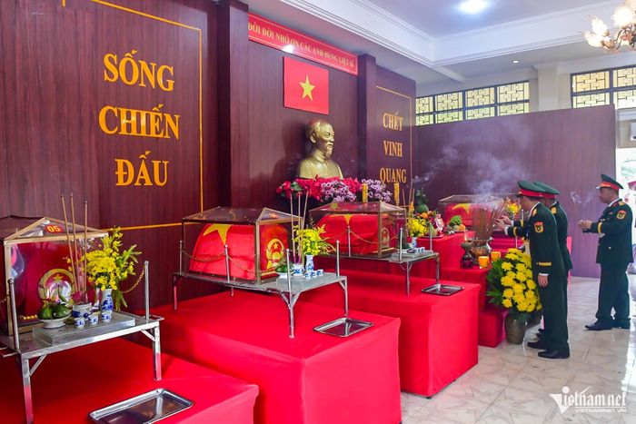 Cán bộ, chiến sĩ thắp hương tưởng niệm các liệt sĩ sau lễ an táng. Ảnh: NH