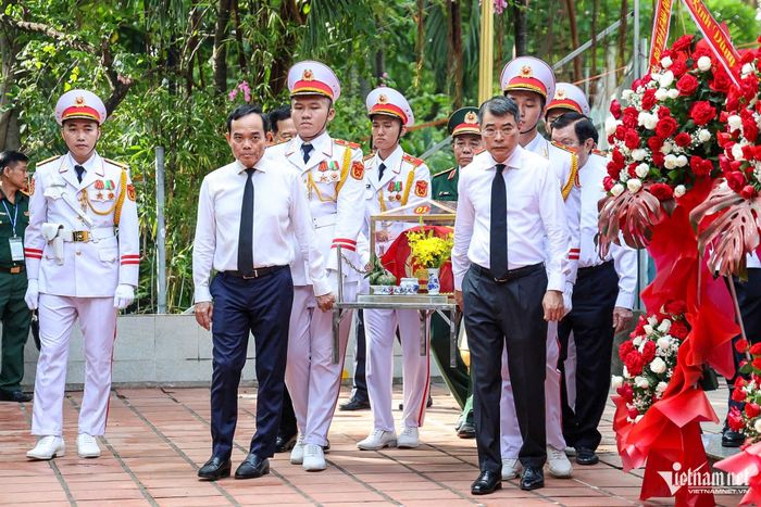 Thủ tướng Chính phủ Lê Minh Hưng và Bí thư Thành ủy TPHCM Trần Lưu Quang thực hiện nghi lễ cung thỉnh anh linh, di chuyển hài cốt các liệt sĩ từ khu vực hành lễ đến Nhà tưởng niệm để an táng, sáng 6/7.