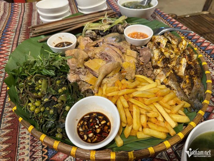 Một số món ngon trong mâm cỗ lá như: vịt cổ xanh luộc, rau đồ, cá nướng, ốc núi