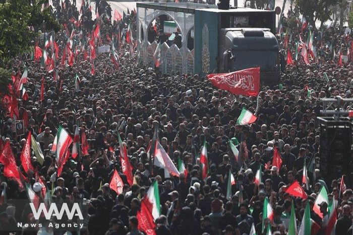 Đám đông người đưa tang vây quay chiếc xe chở linh cữu của cố Lãnh tụ tối cao Khamenei và những người thân trong gia đình ông ở Tehran. Ảnh: WANA