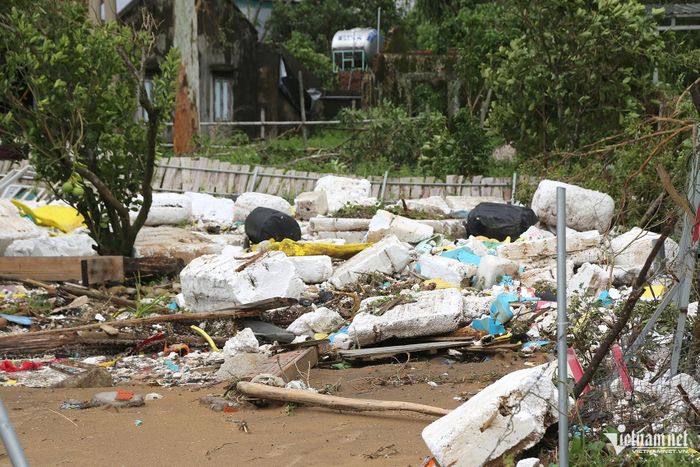 Rác dạt vào bãi biển Trà Cổ.