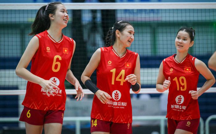 Sau set 1 thắng 25/12, đoàn quân của HLV Nguyễn Ngọc Hoa tiếp tục thắng trong set 2 và 3 với các tỷ số 25/18, 25/22.