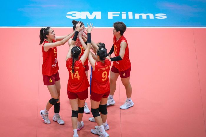 Tuyển bóng chuyền U18 nữ Việt Nam ăn mừng chiến thắng.