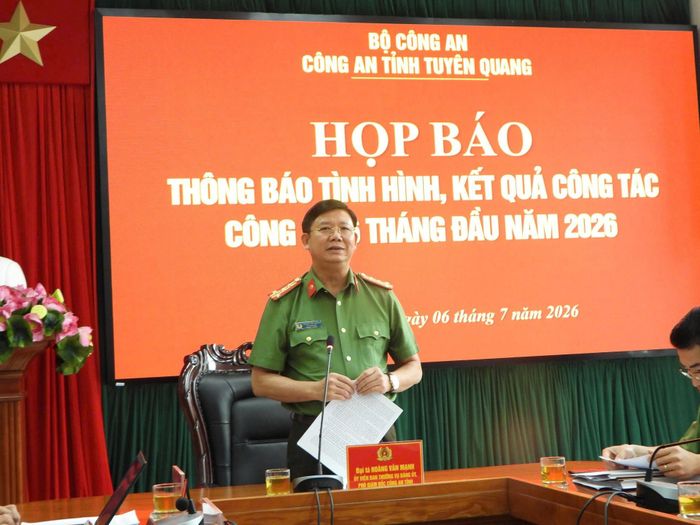 Đại tá Hoàng Văn Mạnh, Phó Giám đốc Công an tỉnh Tuyên Quang chủ trì họp báo. Ảnh: XĐ