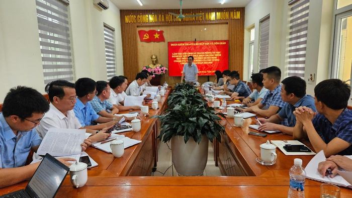 Đoàn công tác của Bộ Dân tộc và Tôn giáo làm việc với UBND xã Thanh Phong. Ảnh: Quỳnh Trâm