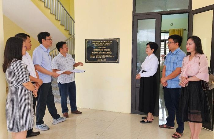 Đoàn công tác của Bộ Dân tộc và Tôn giáo kiểm tra công trình Trường TH&THCS xã Thanh Phong. Ảnh: Quỳnh Trâm