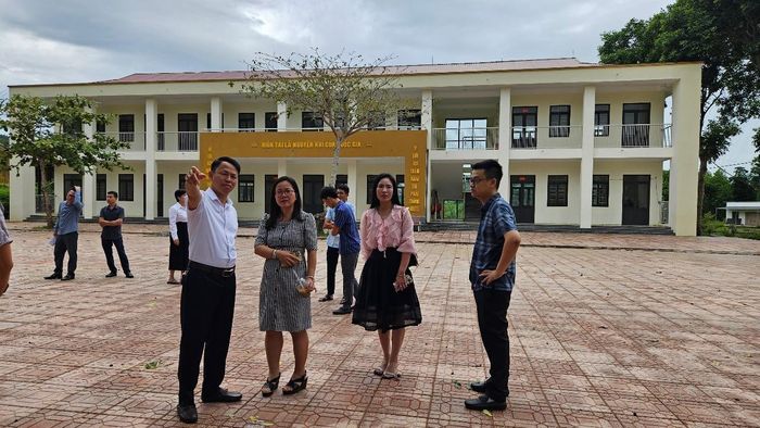 Đoàn công tác của Bộ Dân tộc và Tôn giáo kiểm tra các công trình đầu tư từ nguồn vốn Chương trình MTQG tại xã Thanh Phong. Ảnh: Quỳnh Trâm