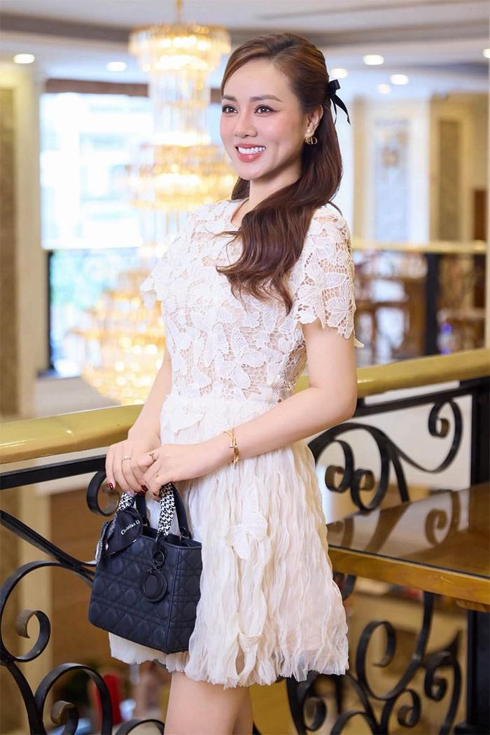Chị Ngọc Hà - vợ NSND Công Lý - tiết lộ nhà từng có ô tô nhưng đã bán. Chị trải lòng về cuộc sống giản dị, tự nhận vô sản nhưng không oán trách cuộc đời, luôn sống chân thành và mong gia đình bình an. 