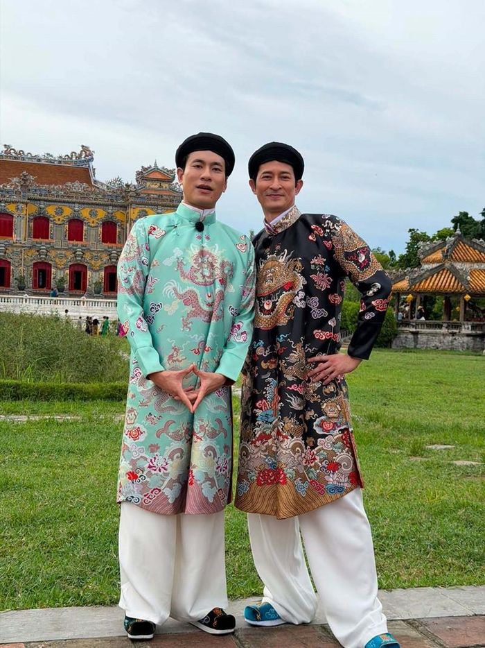 Kiều Minh Tuấn và Huy Khánh diện Việt phục chụp hình tại Đại Nội, Huế.