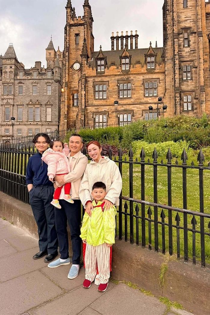Diễn viên Chi Bảo cùng vợ Lý Thùy Chang và hai con nhỏ Gia Khang, Gia Linh sang Anh thăm con trai cả Gia Cát, kết hợp nghỉ hè gia đình.