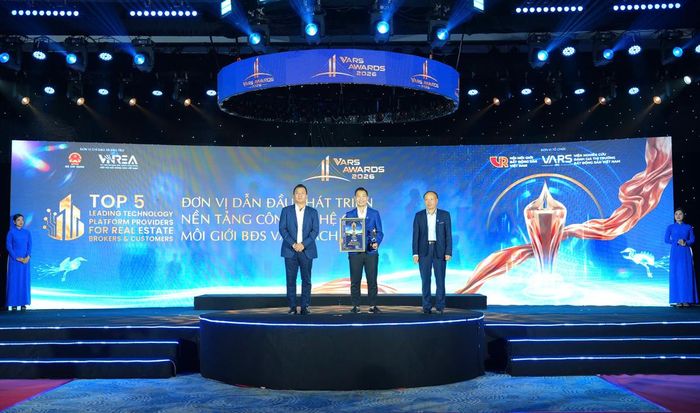 Ông Phạm Văn Dũng - Phó Tổng Giám đốc Thiên Khôi Group, Tổng Giám đốc Thiên Khôi miền Nam đại diện Thiên Khôi Group lên nhận giải. Ảnh: BTC