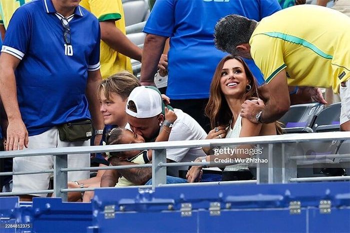 Neymar hạnh phúc bên các thành viên trong gia đình