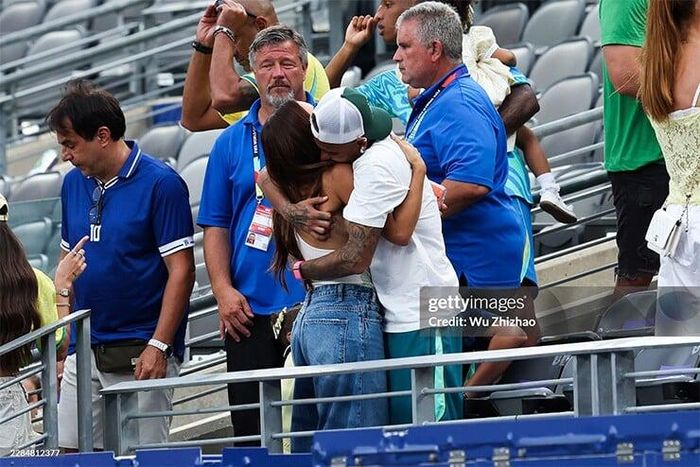 Neymar thân mật với Bruna Biancardi sau trận đấu