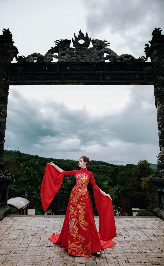 Đinh Bảo Hân giữa không gian Huế cổ kính.