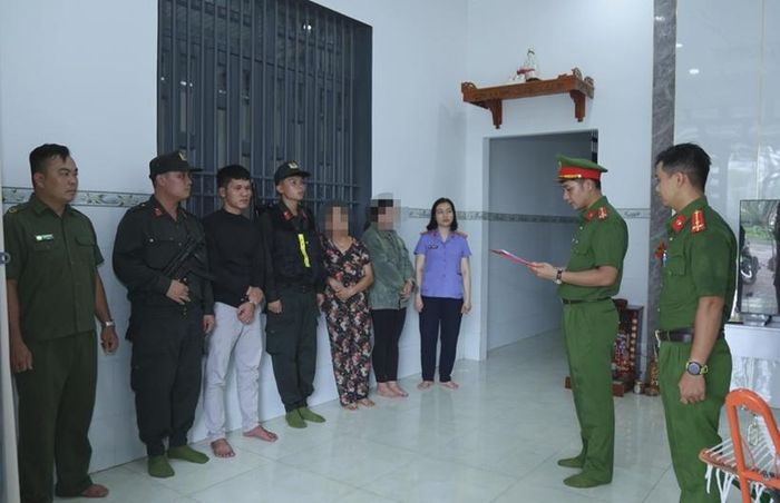 Cơ quan chức năng đọc lệnh khám xét nhà bị can Nguyễn Hoàng Phong. (Ảnh:CA)