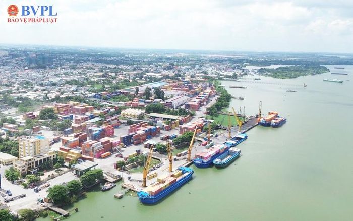  Hoạt động xuất nhập khẩu khởi sắc, kim ngạch xuất khẩu tăng mạnh, tiếp tục giữ vững trạng thái xuất siêu và đóng góp quan trọng vào tăng trưởng kinh tế của thành phố. (Ảnh: Xuân Trường).