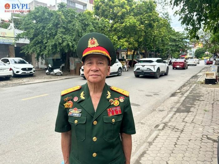 Ông Đỗ Đình Hãn, sinh năm 1945, sinh hoạt cùng Anh hùng LLVT Nhân dân Ngô Thị Tuyển tại Hội Cựu chiến binh phường Trường Thi (cũ)