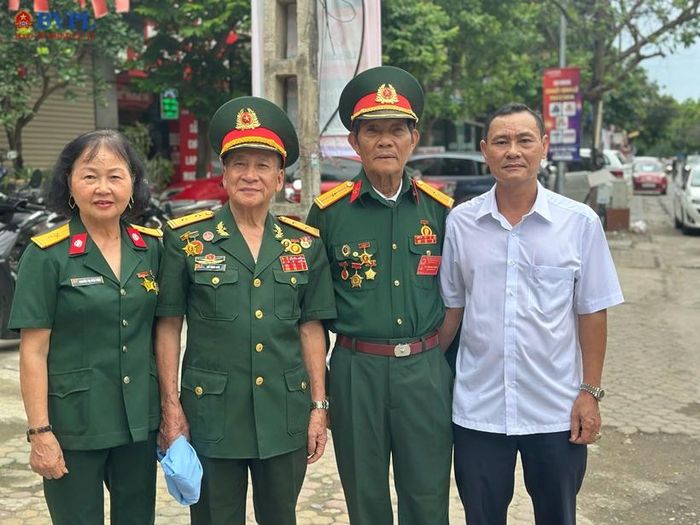  Ông Trịnh Ngọc Thiềng (SN 1946), nguyên Phó Ban hưu trí Dân Chính Đảng TP Thanh Hóa cũ (đứng thứ 2 từ phải sang)