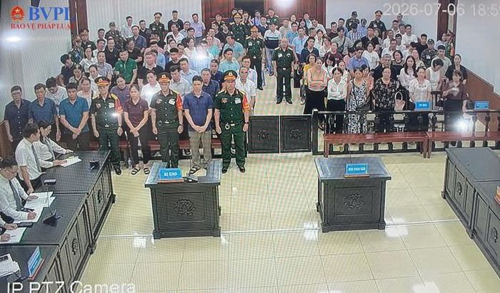 Các bị cáo nghe Hội đồng xét xử tuyên án vào chiều tối nay (6/7). Ảnh chụp qua màn hình