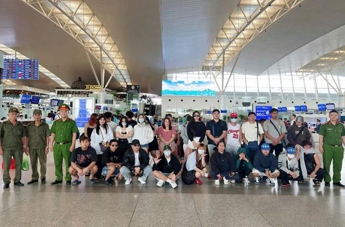 Công an phường Móng Cái 3 hỗ trợ 31 công dân Philippines và 1 công dân Malaysia làm thủ tục xuất cảnh tại Cảng hàng không quốc tế Nội Bài để trở về nước.