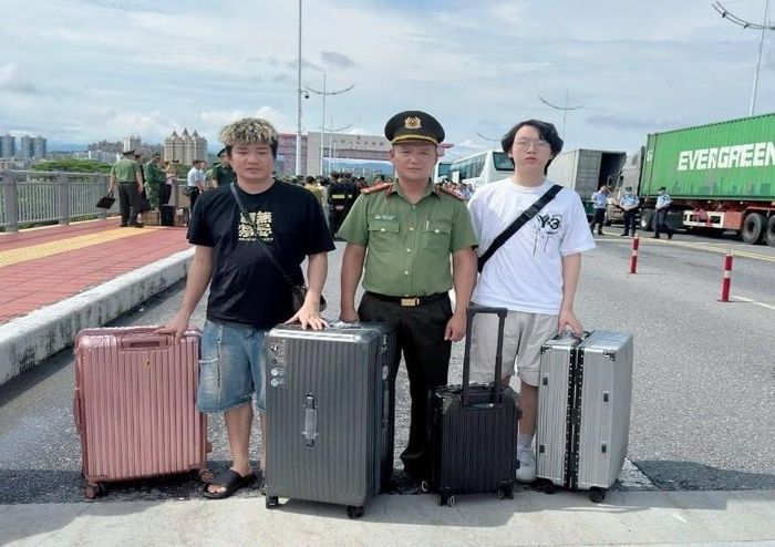 Công an phường Móng Cái 3 hỗ trợ 2 công dân Trung Quốc làm thủ tục xuất cảnh qua Cửa khẩu quốc tế Móng Cái.