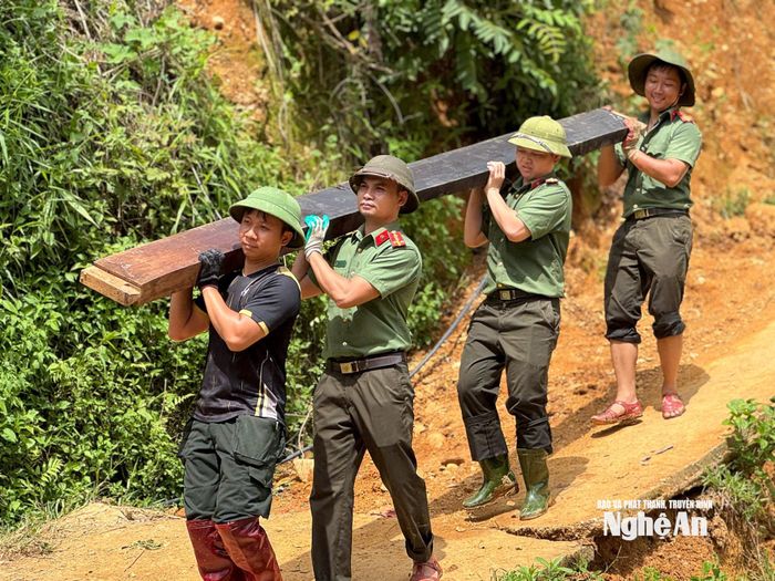 Với phương châm gần dân, sát dân, “đâu dân cần, đâu dân khó, có Công an”, mỗi khi mưa bão, thiên tai, chiến sĩ An ninh nhân dân luôn kịp thời giúp dân sơ tán tài sản, cứu trợ lương thực, dựng lại nhà cửa...