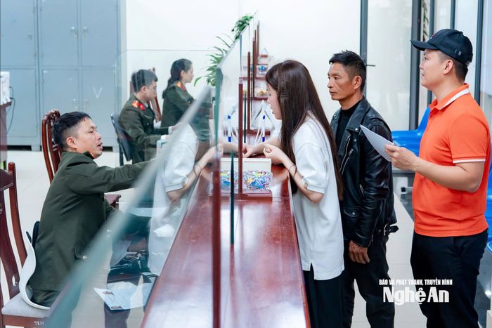 Công dân đến làm thủ tục cấp hộ chiếu, giấy thông hành tại Phòng Quản lý xuất nhập cảnh Công an tỉnh.