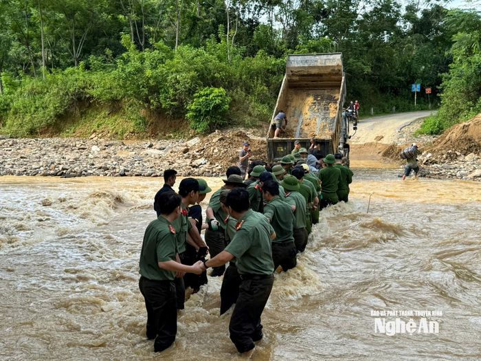 Với phương châm gần dân, sát dân, “đâu dân cần, đâu dân khó, có Công an”, mỗi khi mưa bão, thiên tai, chiến sĩ An ninh nhân dân luôn kịp thời giúp dân sơ tán tài sản, cứu trợ lương thực, dựng lại nhà cửa...