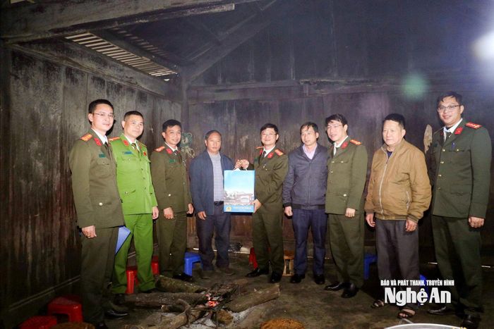 Đồng chí Đại tá Trần Ngọc Tuấn - Ủy viên Ban Thường vụ Đảng ủy, Phó Giám đốc Công an tỉnh cùng đoàn công tác thăm, tặng quà, chúc Tết người có uy tín tiêu biểu trong đồng bào Mông tại các xã miền núi.