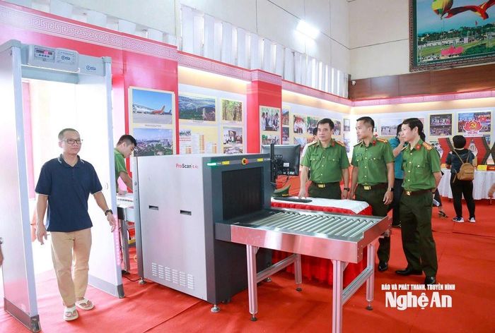 Lực lượng An ninh nhân dân Công an Nghệ An kiểm tra hệ thống soi chiếu phục vụ các sự kiện lớn của tỉnh.