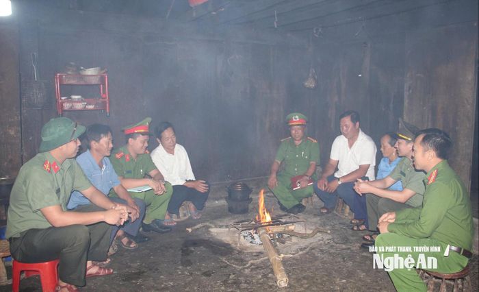 Lực lượng An ninh Công an Nghệ An bám bản, cùng ăn, cùng ở, cùng làm, cùng nói tiếng đồng bào và cùng đồng hành, đối thoại để nắm tình hình, tìm hiểu tâm tư, nguyện vọng của người dân, xây dựng “thế trận lòng dân” vững chắc.