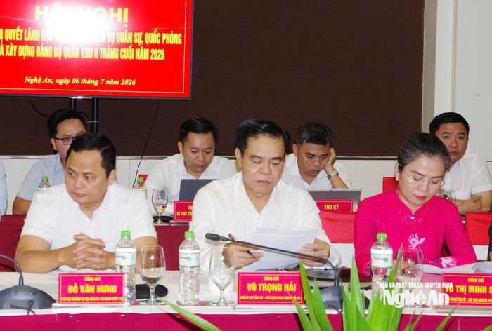 Lãnh đạo tỉnh Nghệ An dự hội nghị. Ảnh: Trần Dũng