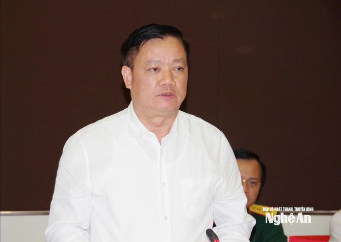 Đồng chí Nguyễn Khắc Thận - Bí thư Tỉnh ủy Nghệ An, Trưởng Đoàn ĐBQH tỉnh phát biểu tại hội nghị. Ảnh: Trần Dũng