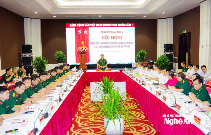 Đảng ủy Quân khu 4 tổ chức Hội nghị lần thứ tư ra Nghị quyết lãnh đạo thực hiện nhiệm vụ quân sự, quốc phòng và xây dựng Đảng bộ Quân khu 6 tháng cuối năm 2026. Ảnh: Trần Dũng